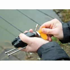 Carp Spirit INOX Clé 2 En 1 -Crayon Appâts Soldes CS INOX 2 in 1 Key Tool in use 1 550x550w